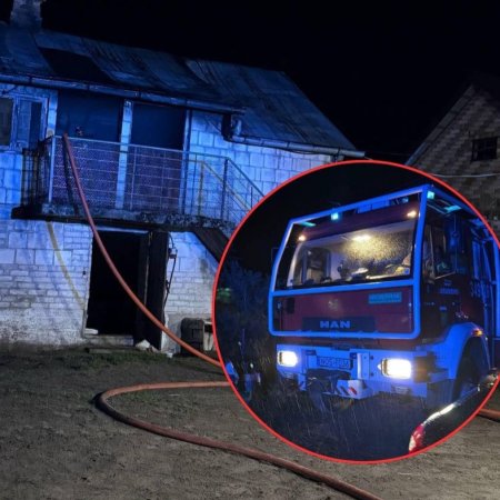Nocny pożar w Woli Błędowskiej. Ogień mógł przenieść się na dom mieszkalny [ZDJĘCIA]