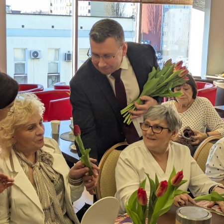 Międzypokoleniowy Dzień Kobiet w Ostrołęce: integracja, piękno i kreatywność [WIDEO, ZDJĘCIA]