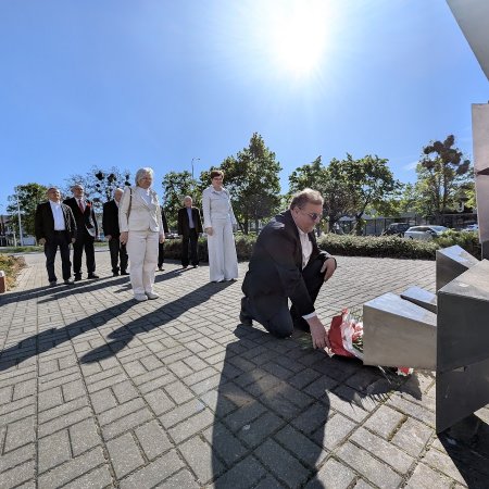 Lewica uczciła 1 Maja w Ostrołęce – hołd dla poległych za wolność ojczyzny [ZDJĘCIA]