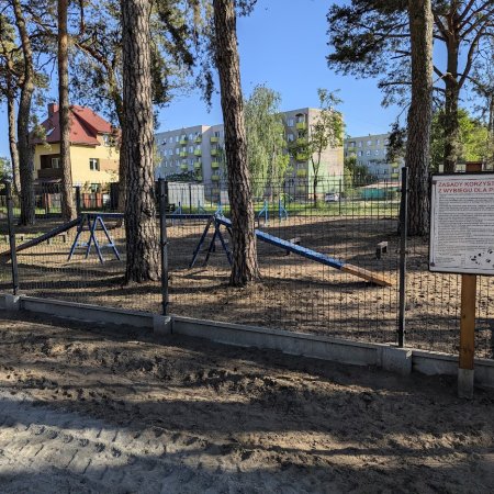 Wieczorne libacje, hałas i brak snu. Mieszkańcy Osiedla Parkowego domagają się interwencji ws. wybiegu dla psów [ZDJĘCIA]