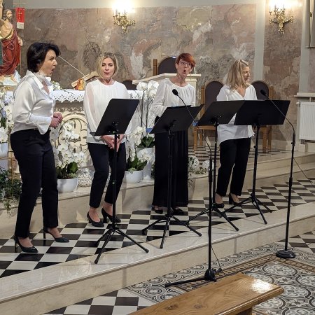 "Trzecie Zwrotki" z koncertem w ostrołęckiej farze: hołd lokalnej kulturze w wyjątkowej oprawie [WIDEO, ZDJĘCIA]