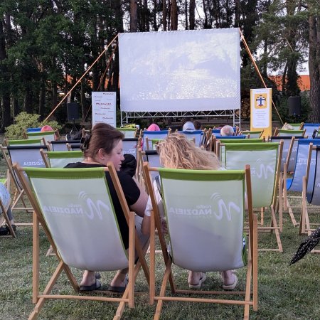 Letnie Kino Nadziei w Ostrołęce: Parafianie obejrzeli nowego „Króla Lwa” pod gołym niebem [ZDJĘCIA]