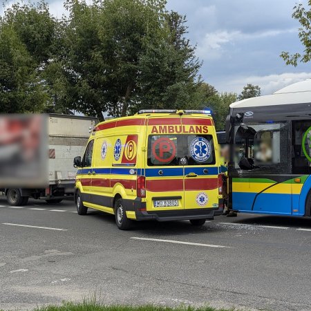 Kolizja miejskiego autobusu i dostawczaka w Ostrołęce – jedna osoba poszkodowana [ZDJĘCIA]