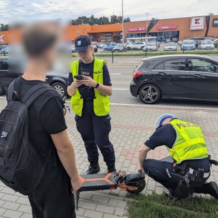 Kontrole, mandaty i nietypowy incydent. Akcja policji w Ostrołęce [WIDEO, ZDJĘCIA]