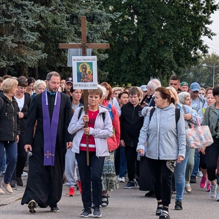 Pielgrzymi wyruszyli do Dąbrówki. 18 km modlitwy i tradycji! [WIDEO, ZDJĘCIA]
