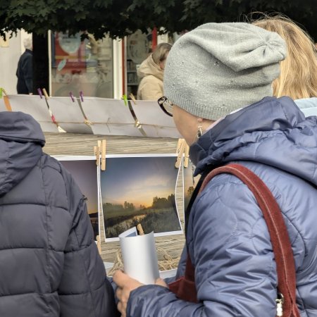 Błyskawiczna akcja w sercu miasta. „Zdjęcia do wzięcia” zniknęły z Placu Wolności w oka mgnieniu! [ZDJĘCIA]