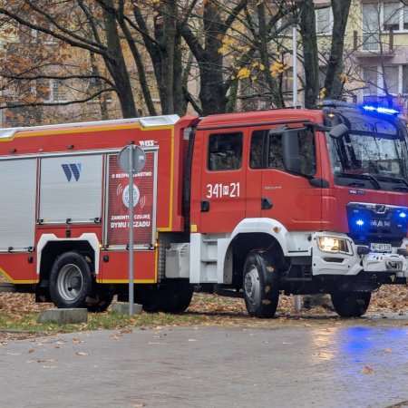 Alarm w bloku przy Modrzejewskiej. Dwa zastępy straży w akcji z powodu... [ZDJĘCIA]