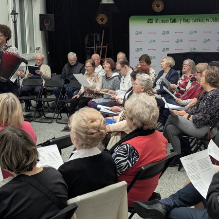 Wielopokoleniowy Chór O! La la rośnie w siłę. Zespół z Muzeum Kultury Kurpiowskiej zachwycił ponownie [WIDEO, ZDJĘCIA]