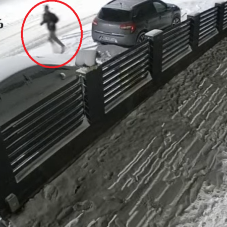 Robił to w środku nocy na osiedlu. "Może ktoś rozpoznaje?" [WIDEO]