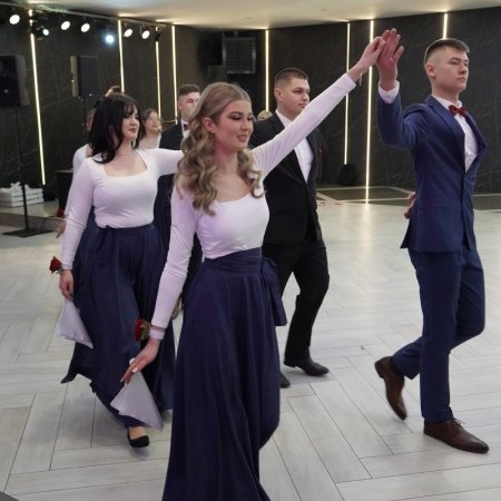 Ostatnia studniówka sezonu w Ostrołęce: Bal maturzystów ZSZ nr 2 [WIDEO, ZDJĘCIA]