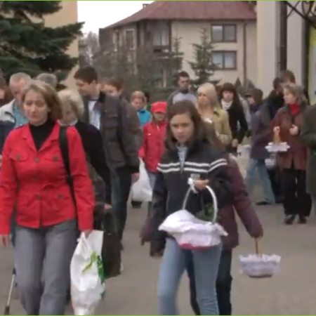 Wielkanoc 2009 w Ostrołęce. Archiwalne kadry z obrzędu święcenia pokarmów [WIDEO]