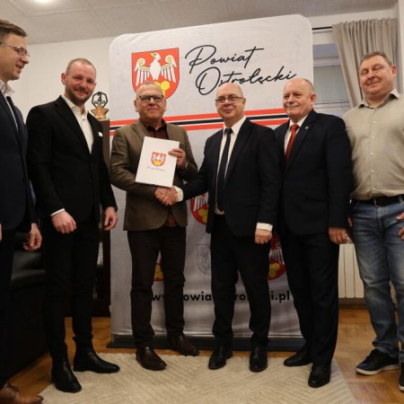 Powiat Ostrołęcki podpisał umowy na rozbudowę ścieżki rowerowej Jezioro Krusko