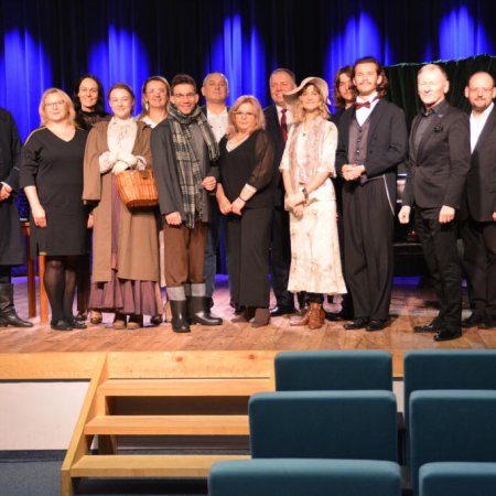 Młodzież z Kadzidła "Wyszła z Klasą" do teatru! Sukces spektaklu "Jubileusz" [ZDJĘCIA]