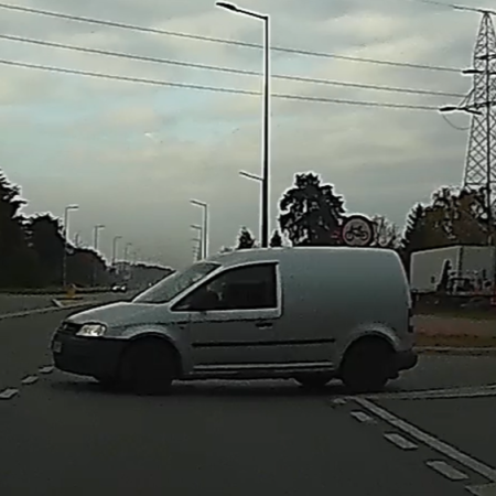 O krok od tragedii na skrzyżowaniu Ostrowskiej i Granicznej. Kompletny brak wyobraźni kierowcy vana! [WIDEO]