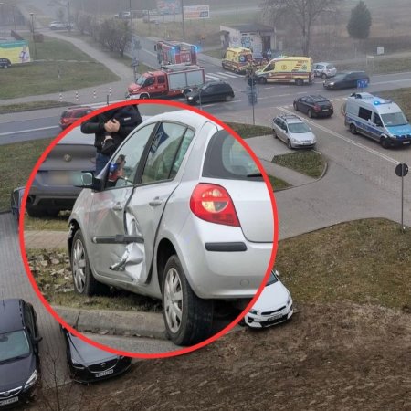 Wypadek na Alei Jana Pawła II. Zderzenie trzech pojazdów! [ ZDJĘCIA]