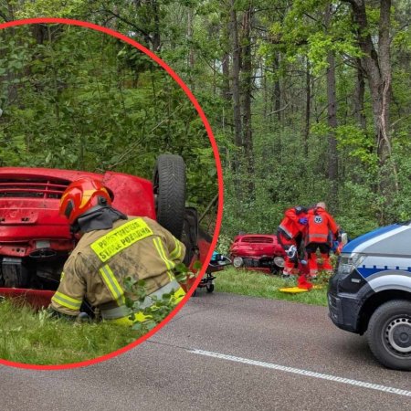 Groźny wypadek w Czarnowcu: samochód dachował, jedna osoba poszkodowana [ZDJĘCIA]