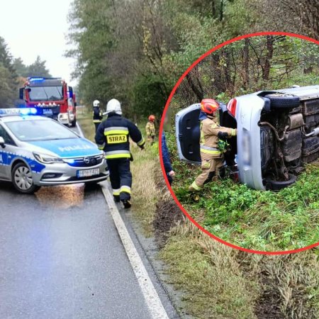 Poślizg na zakręcie zakończył się w rowie. Jedna osoba ranna [ZDJĘCIA]