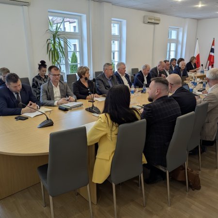 Pół miliona na "Lepsze jutro". Rada Powiatu zatwierdziła kluczowe projekty [ZDJĘCIA]
