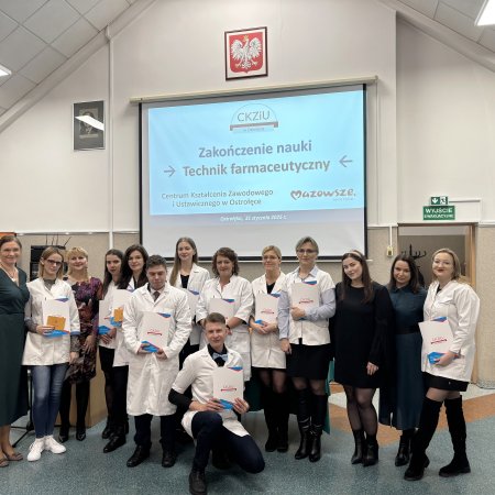 Pierwsi technicy farmaceutyczni z CKZiU w Ostrołęce gotowi do pracy!