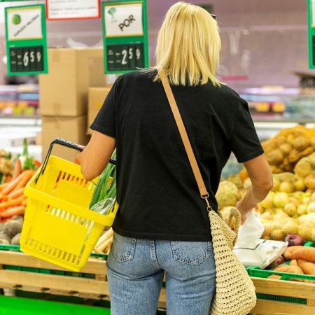 Owoce, używki i nabiał obecnie najbardziej drenują portfele Polaków [DANE ZE SKLEPÓW]
