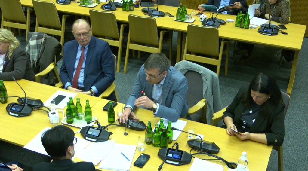 Poseł Grabowski o oszustwach "na wnuczka". Minister Kotula odpowiada. "Zgadzam się" [WIDEO]
