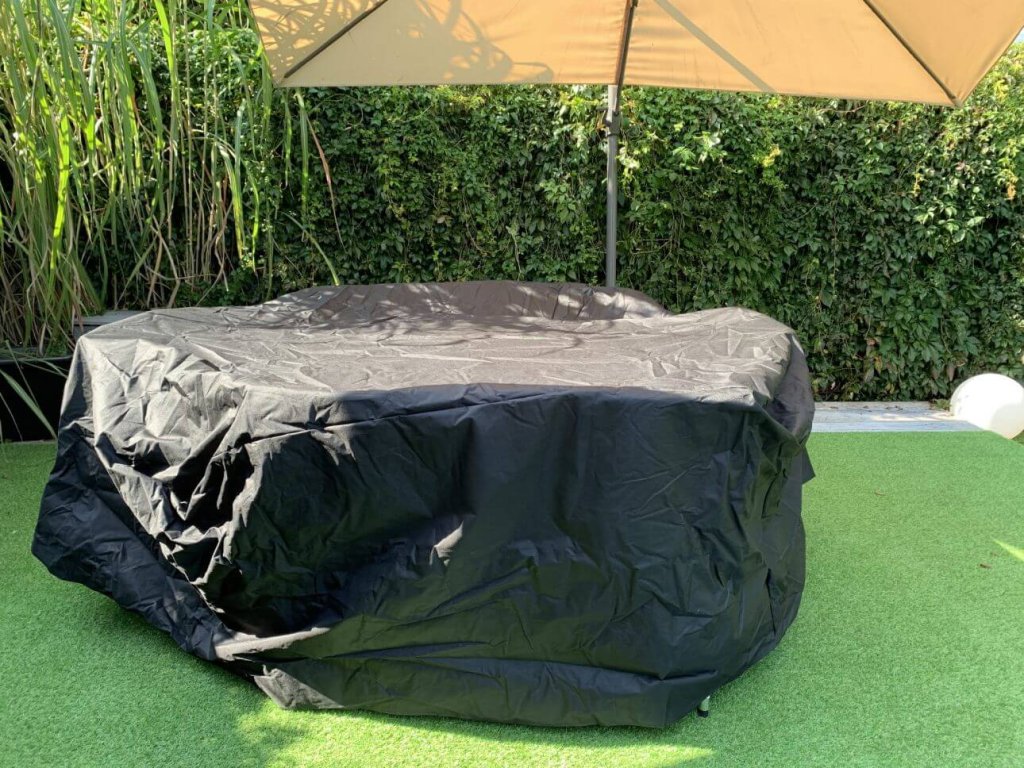 Mebel ogrodowy okryty wodoodpornym pokrowcem