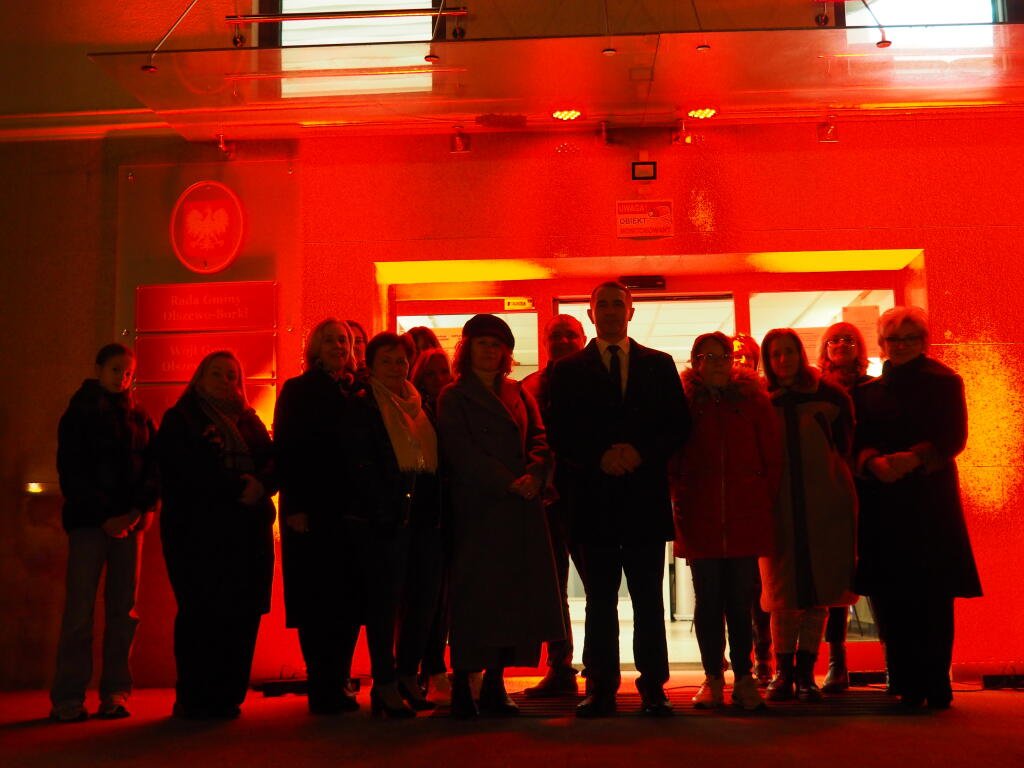 Olszewo-Borki na czerwono. Wyrazisty sprzeciw wobec przemocy dziecięcej [ZDJĘCIA]