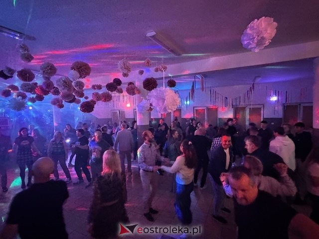 Niezapomniana podróż do lat 90. Tłumy na potańcówce w Łęgu Przedmiejskim! [ZDJĘCIA]