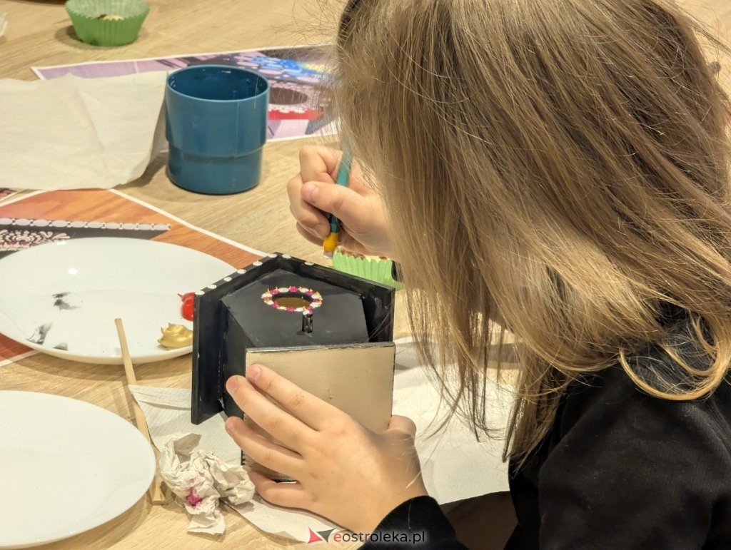 Sztuka Aborygenów w sercu Kurpi. Muzeum Kultury Kurpiowskiej zorganizowało warsztaty „dot painting” [ZDJĘCIA]