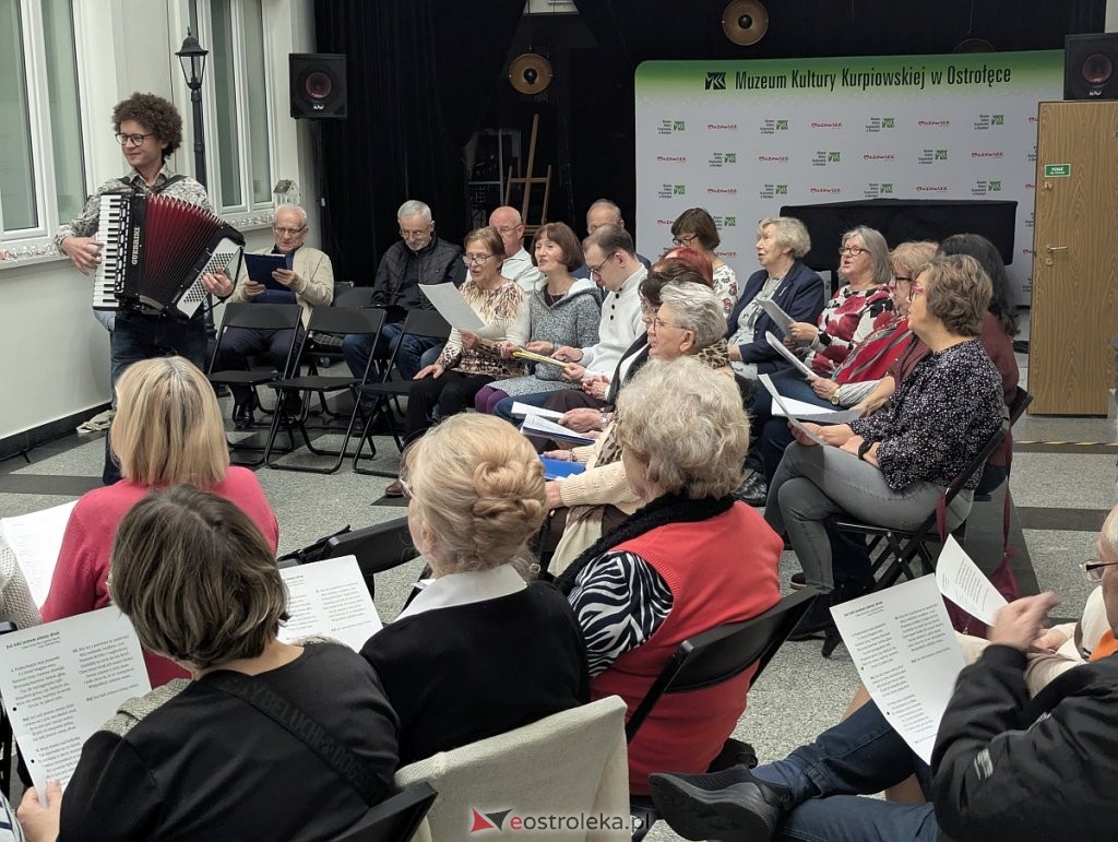 Wielopokoleniowy Chór O! La la rośnie w siłę. Zespół z Muzeum Kultury Kurpiowskiej zachwycił ponownie [WIDEO, ZDJĘCIA]