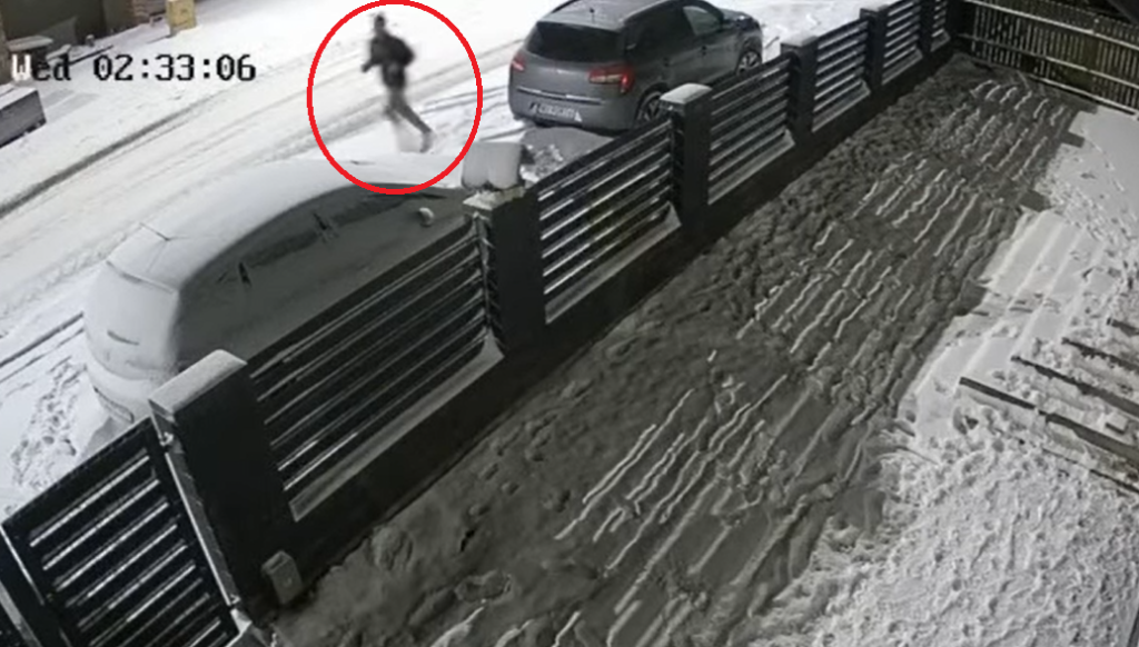 Robił to w środku nocy na osiedlu. "Może ktoś rozpoznaje?" [WIDEO]