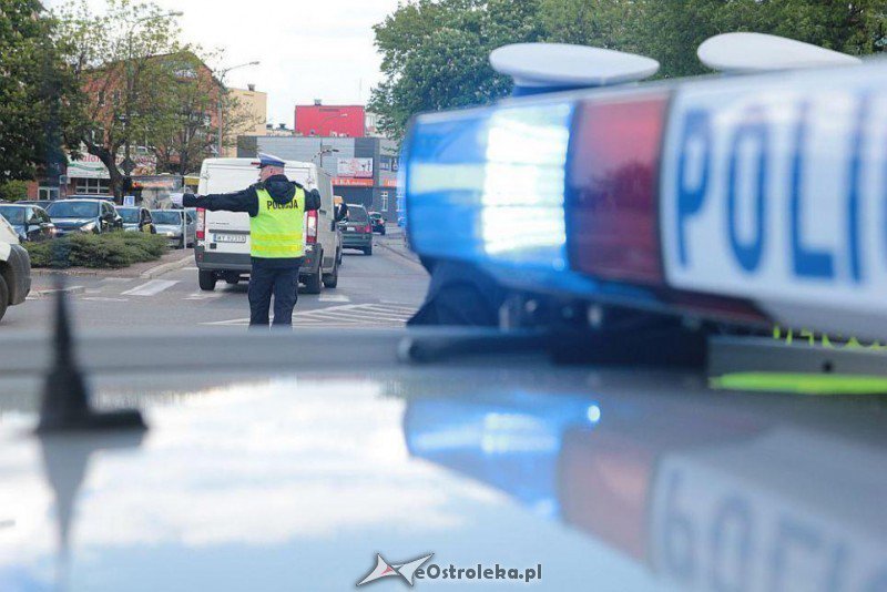 Policjant kieruje ruchem. Co oznaczają jego gesty?