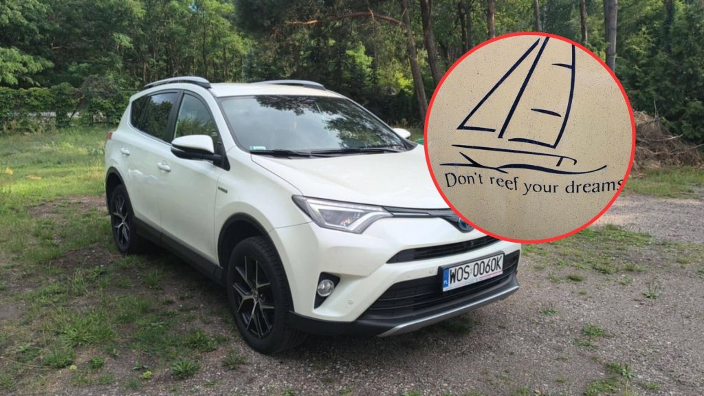 skradziona toyota miała na klapie bagażnika charakterystyczną naklejkę, fot. Czytelnik