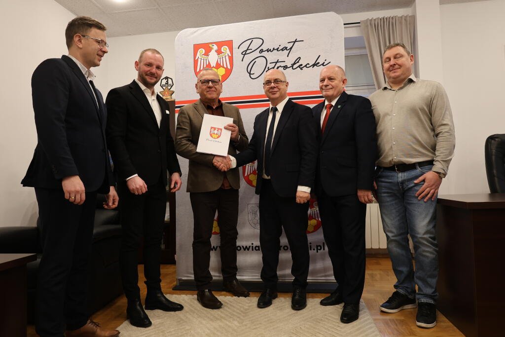 Powiat Ostrołęcki podpisał umowy na rozbudowę ścieżki rowerowej Jezioro Krusko