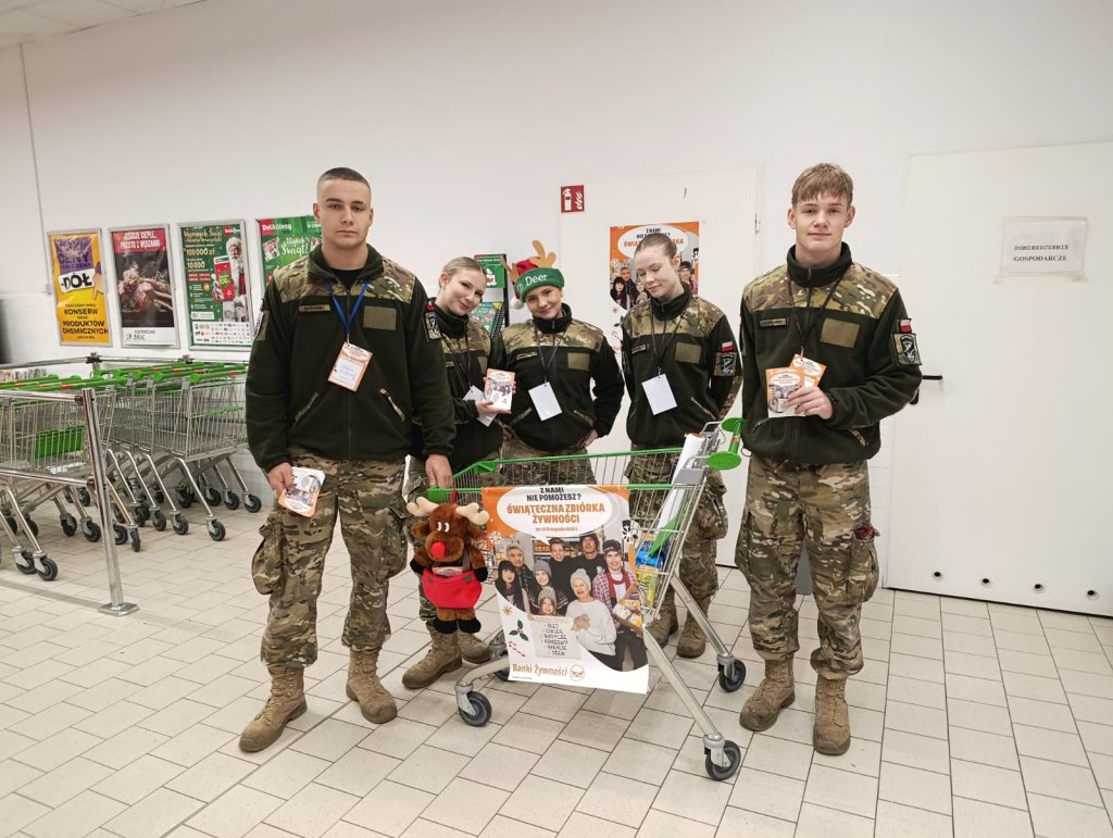 Drugi dzień zbiórki, czas-start! Dołącz do Świątecznej Zbiórki Żywności w Ostrołęce i powiecie! [ZDJĘCIA]