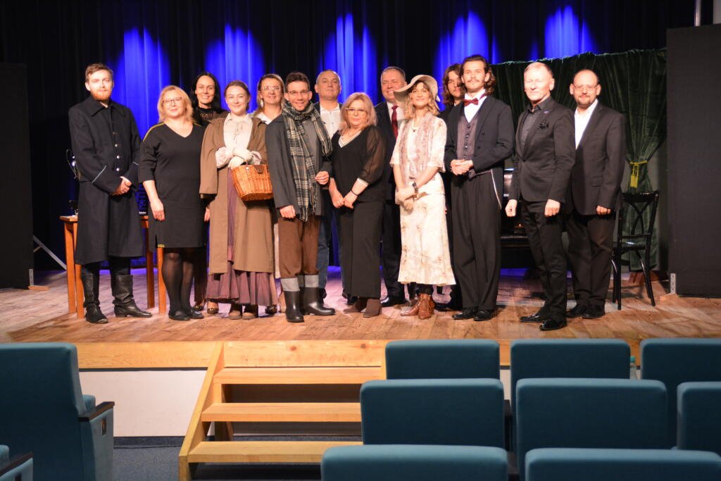 Młodzież z Kadzidła "Wyszła z Klasą" do teatru! Sukces spektaklu "Jubileusz" [ZDJĘCIA]