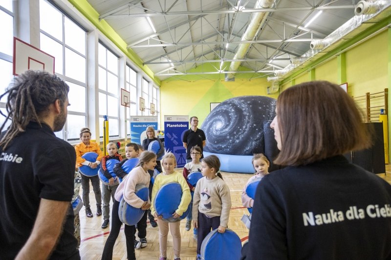 Czy w kosmosie noszą kapelusze? Mobilne planetarium Kopernika w Ostrołęce