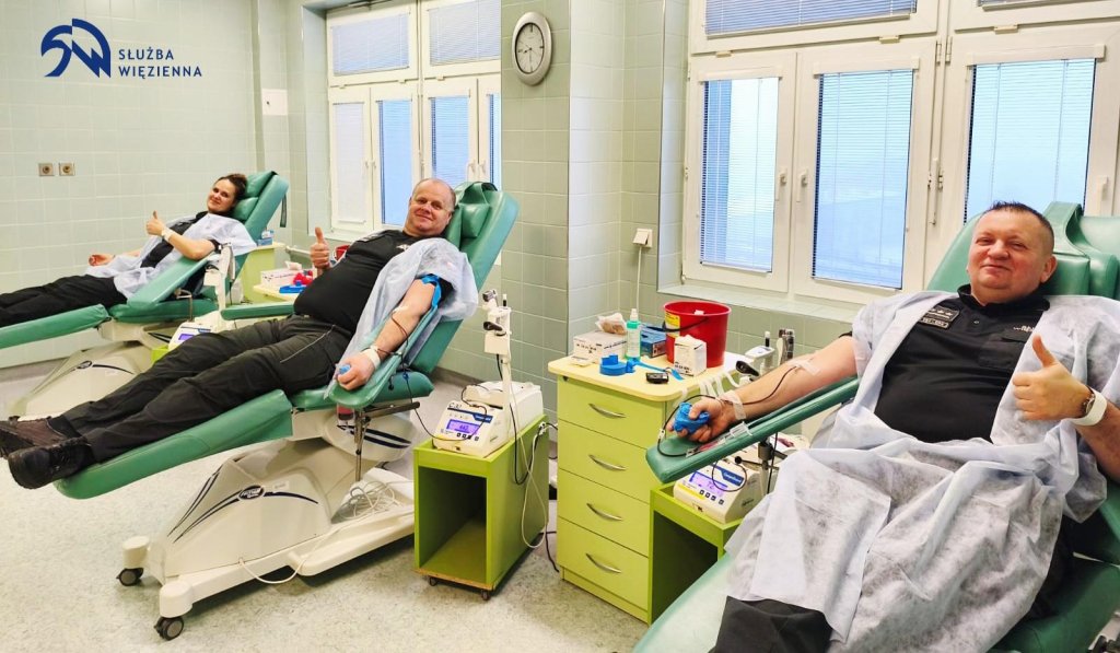Strażnicy więzienni oddali krew. Wyróżnienie dla bohatera z 20 litrami! [ZDJĘCIA]
