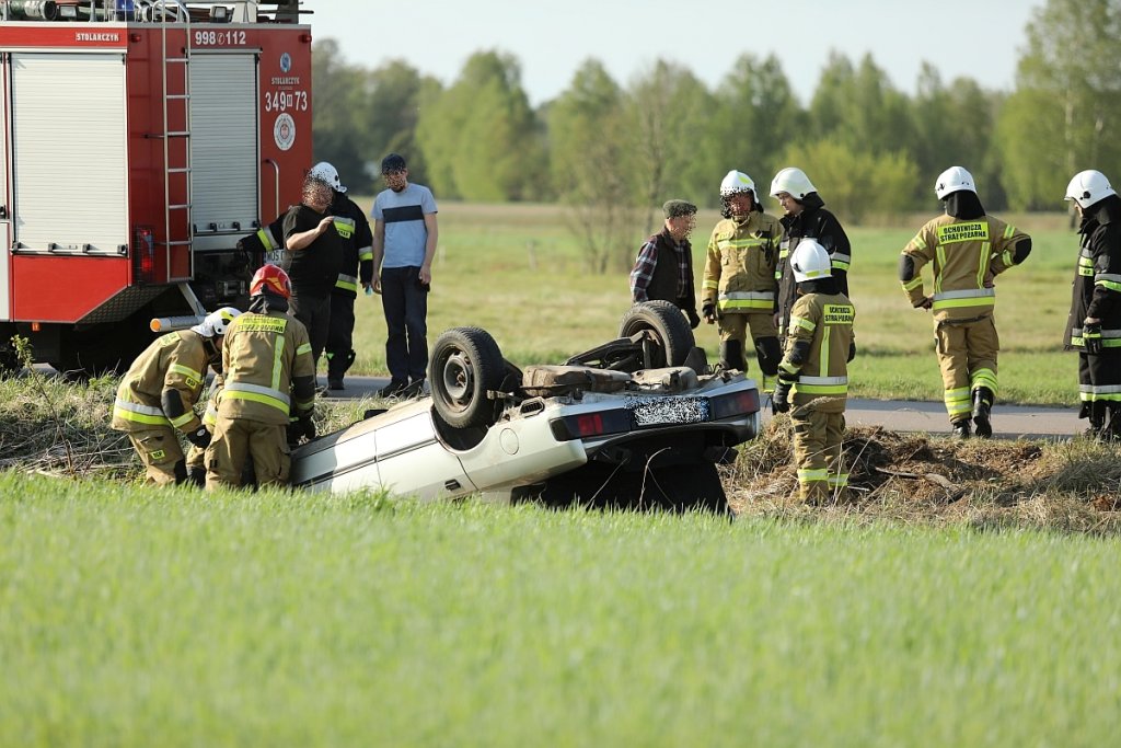 Dachowanie pod Ostrołęką. Służby na miejscu zdarzenia przy DK53 [WIDEO, ZDJĘCIA]
