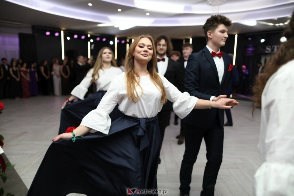 Studniówka 2026. Spektakularny polonez maturzystów I LO w Ostrołęce. Internauci zachwyceni [WIDEO]