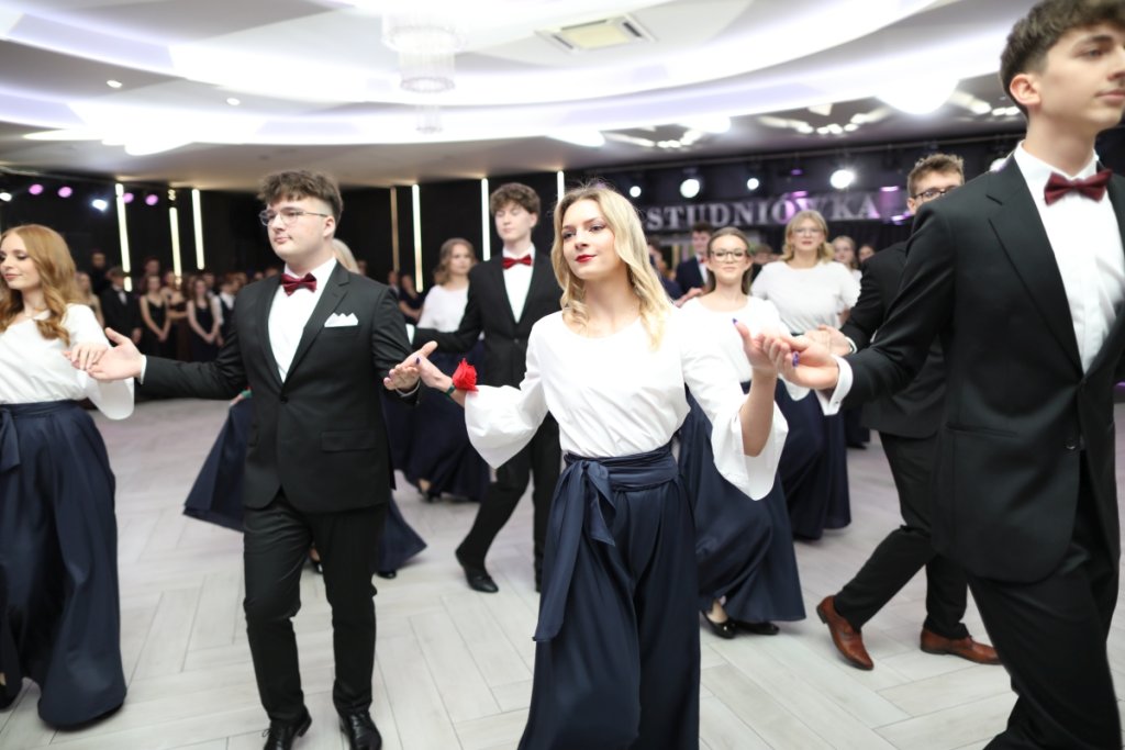 Studniówka I LO w Ostrołęce. Maturzyści bawili się w Olimpii [WIDEO, ZDJĘCIA]