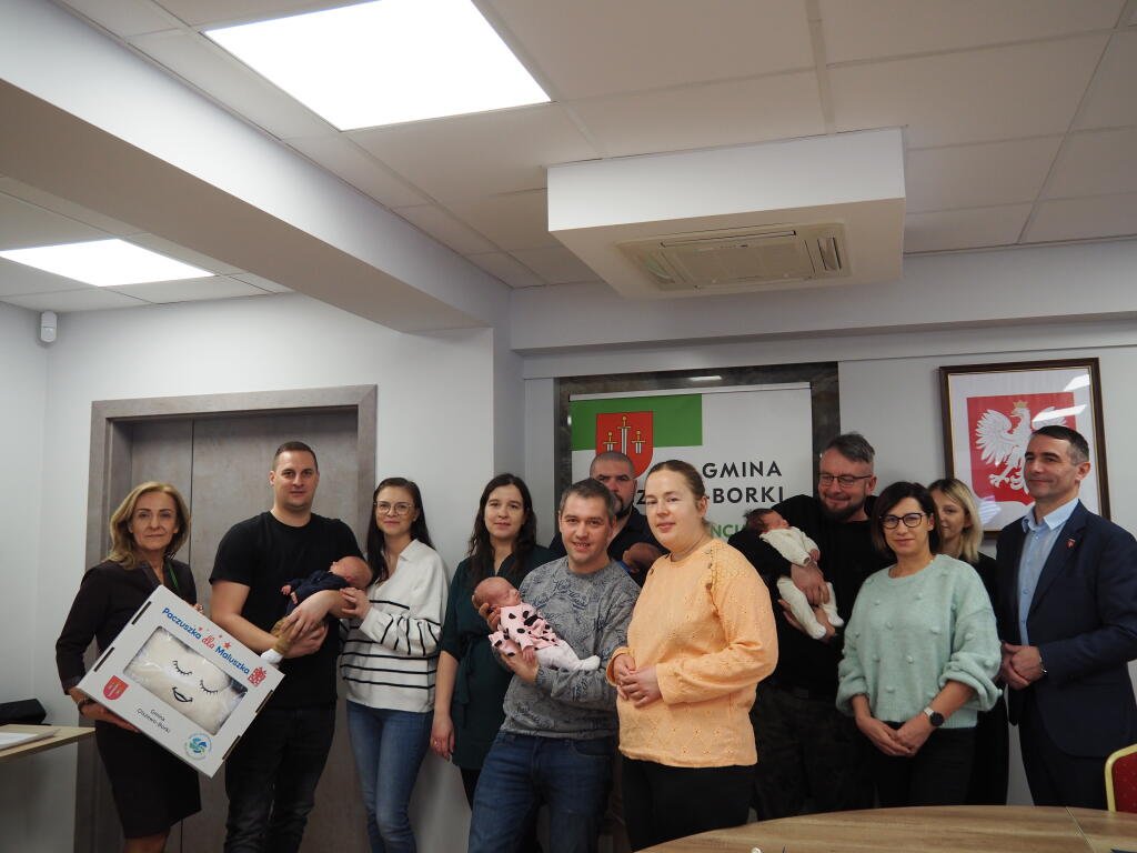 Pierwsze wyprawki dla najmłodszych mieszkańców rozdane! Wójt Krzysztof Grala wręczył "paczuszkę dla maluszka" [ZDJĘCIA]