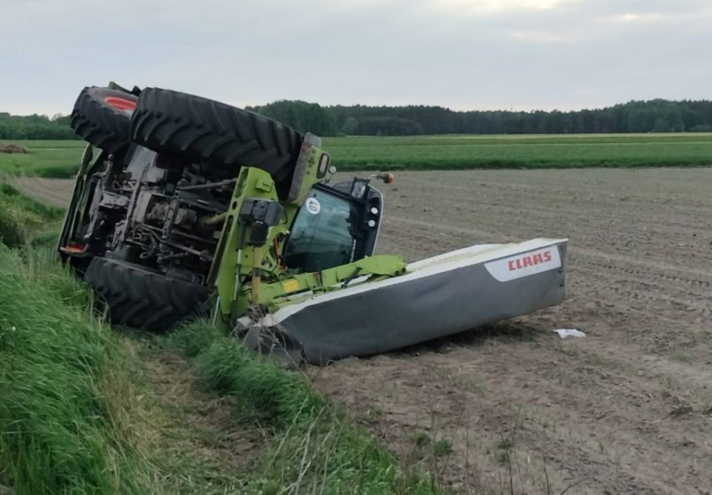 Pijany rozbił ciągnik wart fortunę! Nie mógł sam wydostać się z pojazdu [ZDJĘCIA]