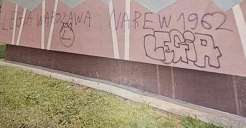 Zdewastowali 11 bloków w Ostrołęce. Trzech 15-latków wpadło przez monitoring!