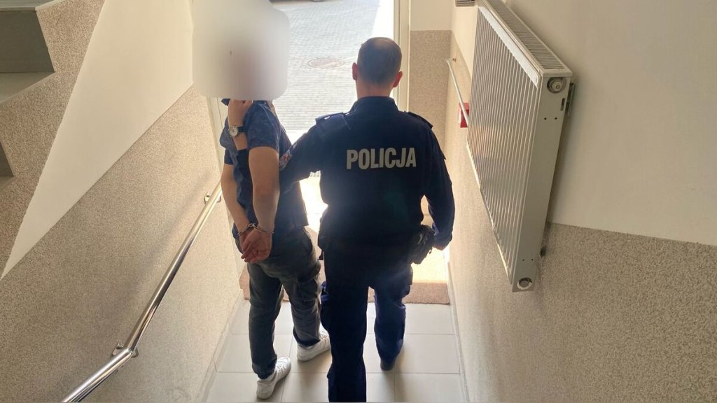 Wielka ucieczka... w tempie rolniczym. 20-latek "pożyczył" ciągnik za fortunę [ZDJĘCIA]