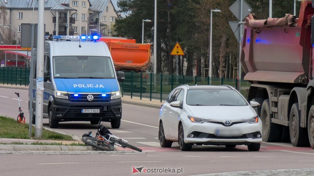 Groźny wypadek w porannym szczycie. Rowerzysta potrącony na rondzie w Ostrołęce [ZDJĘCIA]