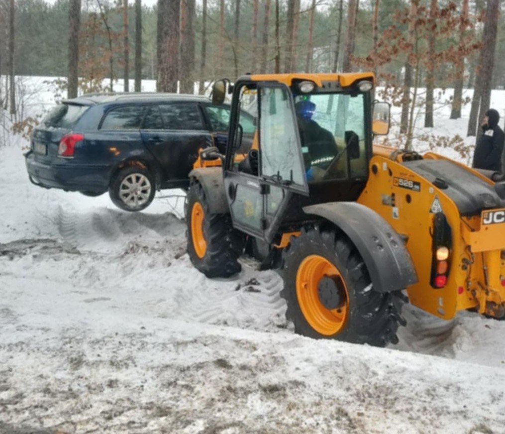 Szklanka na drogach zbiera żniwo. Toyota uderzyła w drzewo, poszkodowana jedna osoba [ZDJĘCIA]