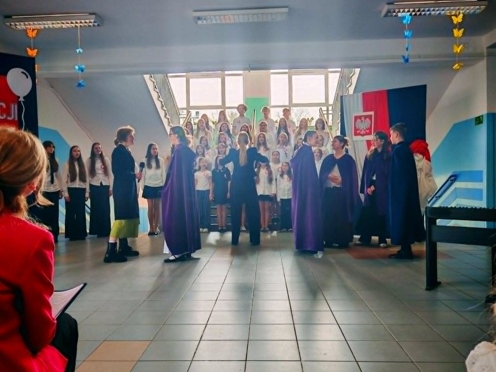 Uroczysty apel w SP 10 z okazji rocznicy uchwalenia Konstytucji 3 Maja [ZDJĘCIA]
