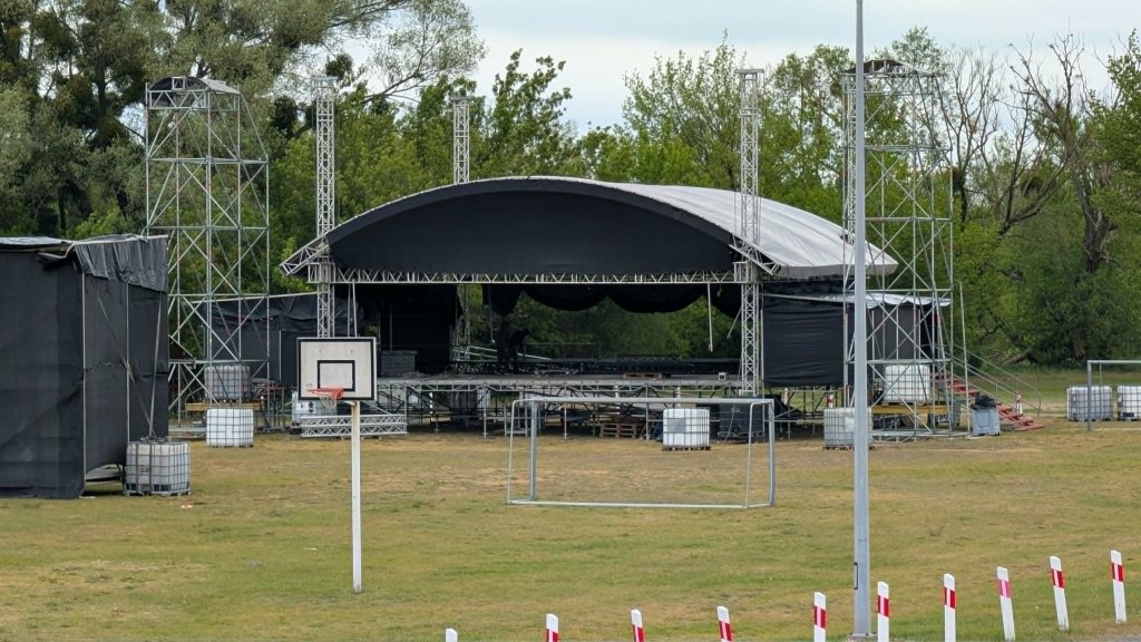 Scena na plaży już stoi. Odliczamy dni do startu Dni Ostrołęki 2026