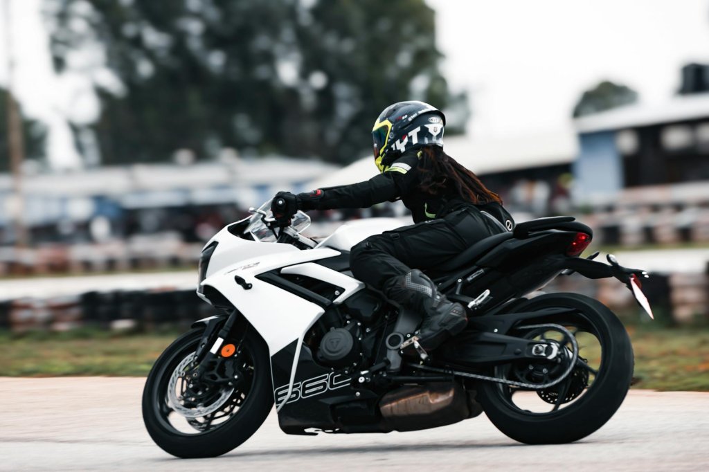 Kobiety w Ostrołęce coraz częściej wybierają motocykle. Jak zacząć?